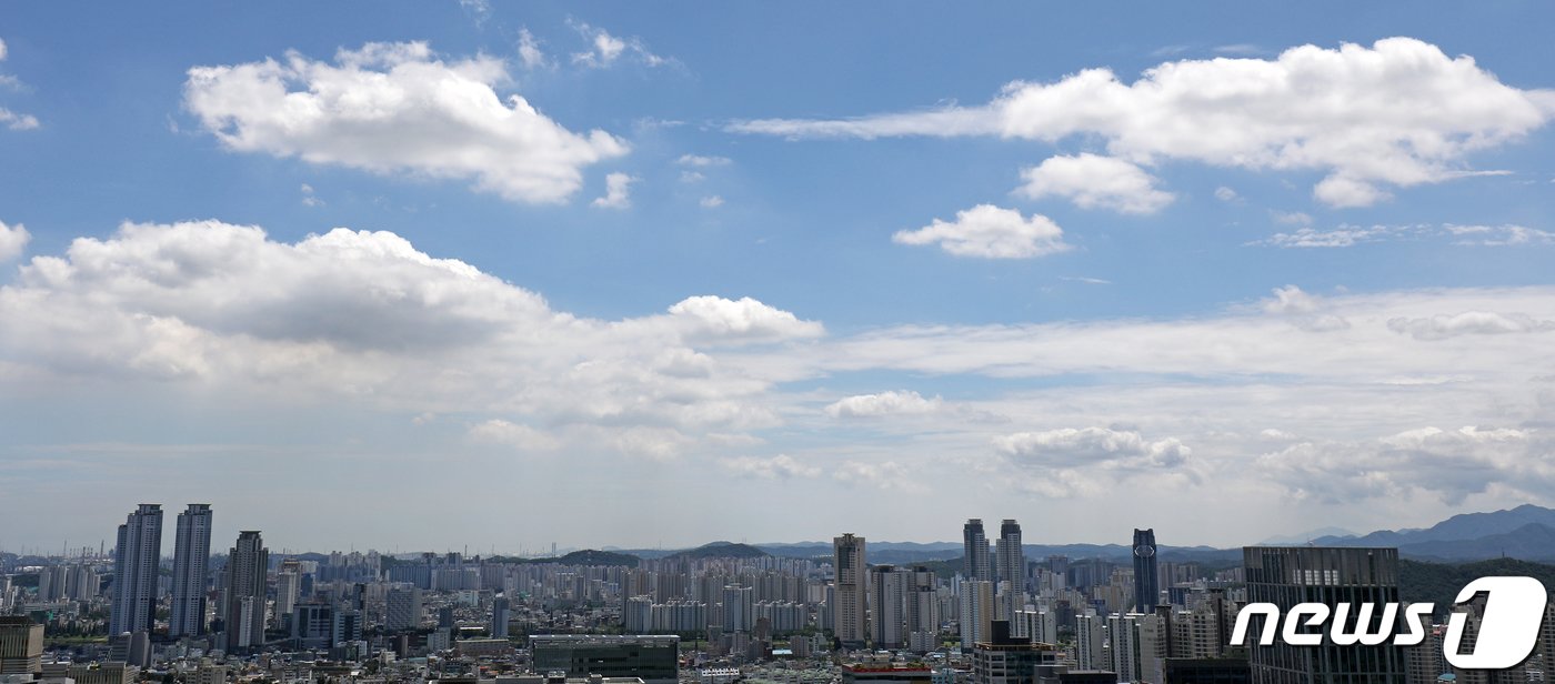 사진은 울산 중구 함월루에서 바라본 도심 위로 파란하늘이 펼쳐져 있다. 2020.7.21/뉴스1 ⓒ News1 윤일지 기자