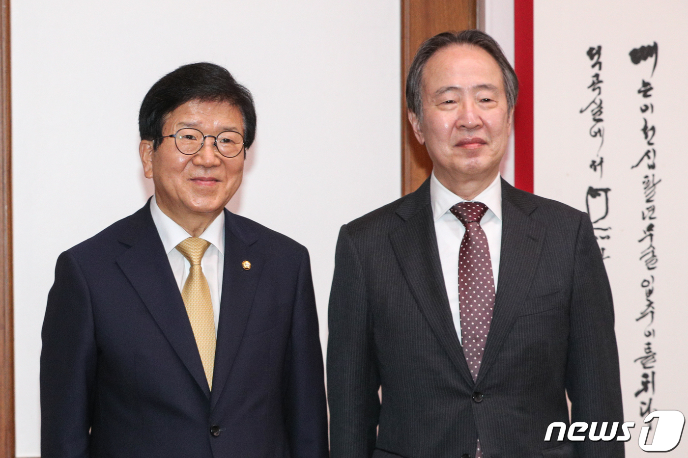 (서울=뉴스1) 성동훈 기자 = 박병석 국회의장이 21일 오후 서울 여의도 국회에서 도미타 고지 주한 일본대사를 접견하고 있다. 2020.7.21/뉴스1