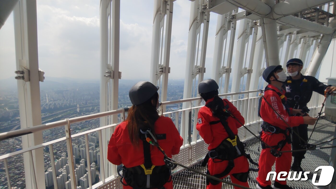 본문 이미지 - 투어 체험행사 참가자들이 스카이브릿지 입구에서 다리를 건널 준비를 하고 있다.ⓒ 뉴스1