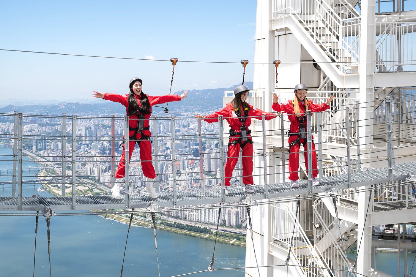 본문 이미지 - 스카이브릿지에서 팔벌려 높이뛰기 퍼포먼스를 하는 모습ⓒ 뉴스1(롯데월드 제공)