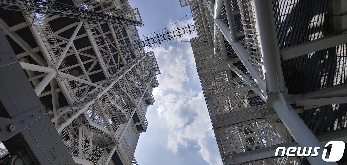 본문 이미지 - 500m 높이의 야외 루프에서 바라본 스카이브릿지 ⓒ 뉴스1
