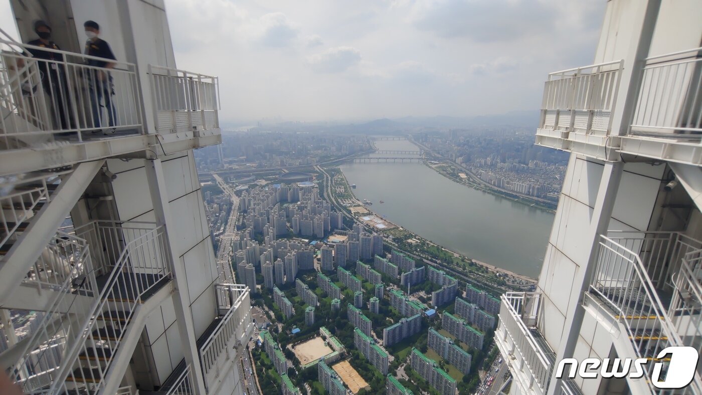 본문 이미지 - 스카이브릿지로 향하는 계단길에서 내려다본 서울 전경ⓒ 뉴스1