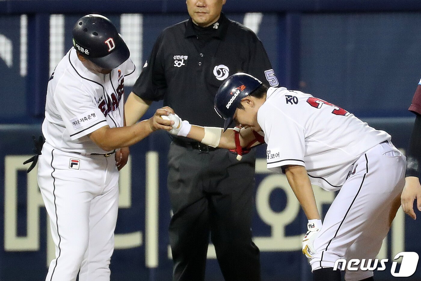 본문 이미지 - 21일 오후 서울 송파구 잠실야구장에서 열린 프로야구 '2020 신한은행 SOL KBO리그' 키움 히어로즈와 두산 베어스의 경기 6회말 무사 주자 1루 상황에서 두산 정수빈이 1타점 적시타를 친 뒤 3루를 밟고 3루 코치와 기쁨을 나누고 있다. 2020.7.21/뉴스1 ⓒ News1 민경석 기자
