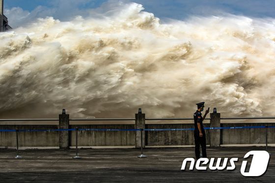 19일 후베이성 이창에 있는 세계 최대 규모의 싼샤 댐이 방류를 하고 있다. © AFP=뉴스1 © News1 우동명 기자