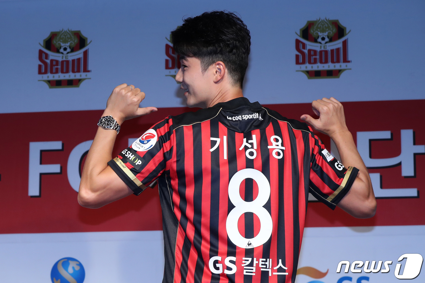 (서울=뉴스1) 민경석 기자 = 프로축구 선수 기성용이 22일 오전 서울 마포구 서울월드컵경기장 인터뷰실에서 열린 'FC서울 입단 기자회견'에서 FC서울 유니폼을 입고 포즈를 취하 …