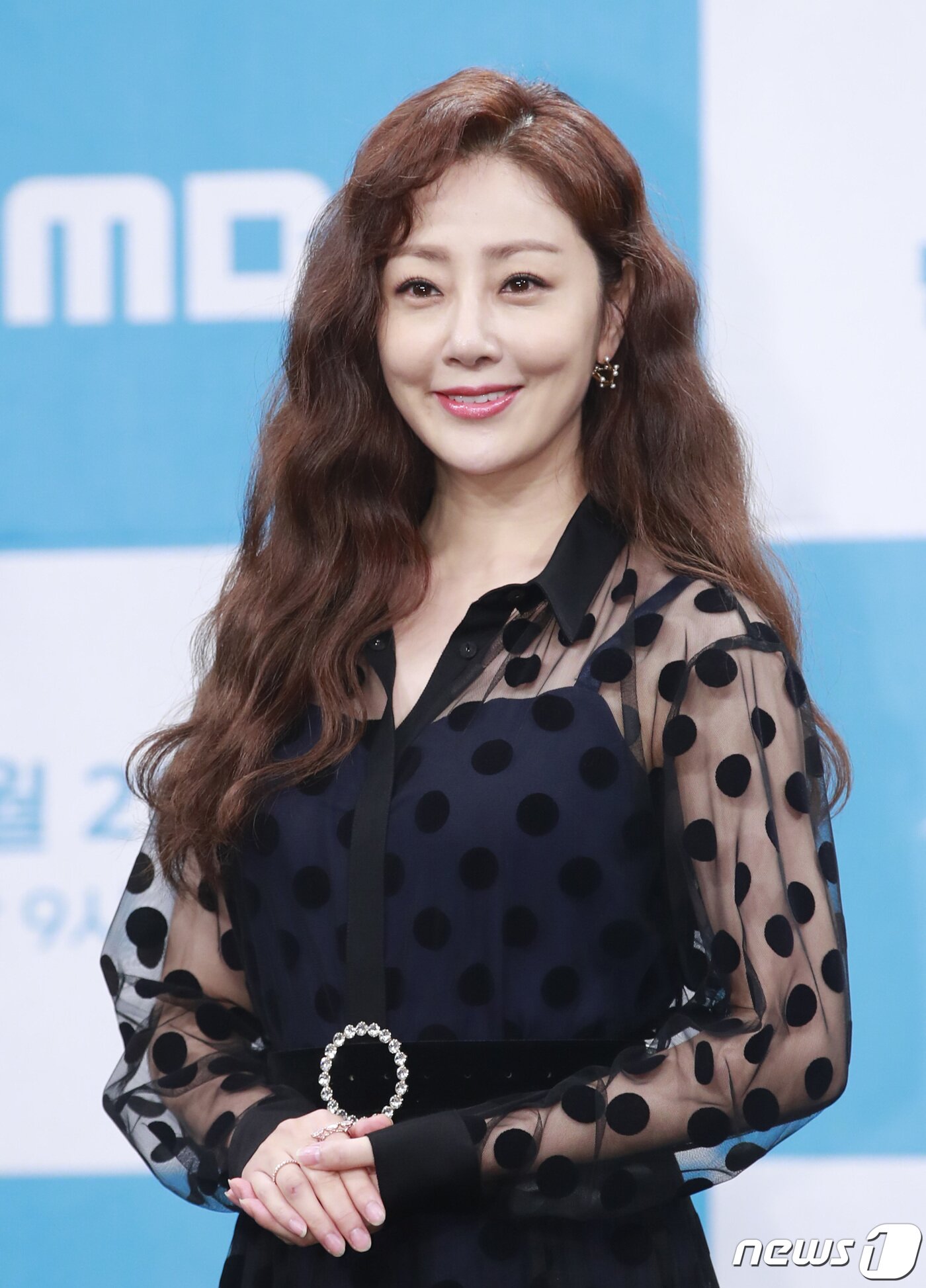 본문 이미지 - 배우 오나라가 22일 오후 서울 상암동 MBC 골든마우스홀에서 열린 MBC 새 드라마 ‘십시일반’ 제작발표회에 참석해 포즈를 취하고 있다. ‘십시일반’은 유명 화가의 수백억 대 재산을 둘러싼 사람들의 치열한 두뇌싸움을 그린 블랙코미디이다. 2020.7.22/뉴스1 ⓒ News1 권현진 기자