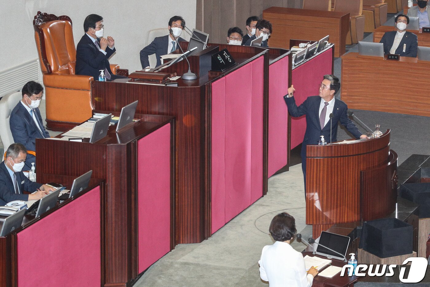 본문 이미지 - 김태흠 미래통합당 의원이 22일 오후 서울 여의도 국회에서 열린 제380회 국회&#40;임시회&#41; 제4차 본회의 정치·외교·통일·안보에 관한 대정부 질문에서 추미애 법무부 장관의 답변이 불성실하다며 박병석 국회의장에게 항의하고 있다. 2020.7.22/뉴스1 ⓒ News1 성동훈 기자