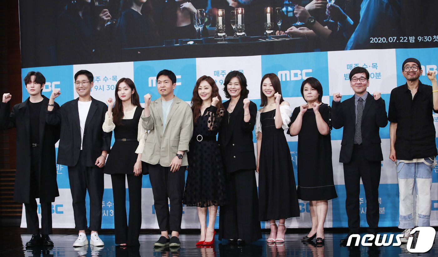 본문 이미지 - 22일 오후 서울 상암동 MBC 골든마우스홀에서 열린 MBC 새 드라마 ‘십시일반’ 제작발표회에 참석한 배우 최규진, 한수현, 김혜준, 진창규 PD, 오나라, 김정영, 김시은, 남미정, 이윤희, 남문철이 포즈를 취하고 있다. ‘십시일반’은 유명 화가의 수백억 대 재산을 둘러싼 사람들의 치열한 두뇌싸움을 그린 블랙코미디이다. 2020.7.22/뉴스1 ⓒ News1 권현진 기자