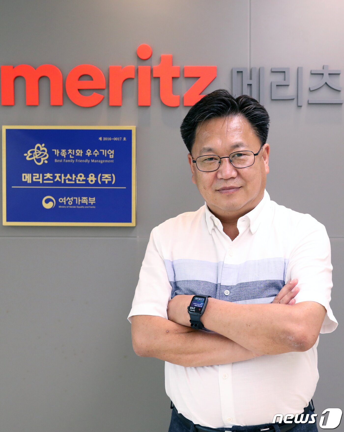 본문 이미지 - 존리 메리츠자산운용 대표가 22일 서울 종로구 계동빌딩에서 뉴스1과 인터뷰에 앞서 포즈를 취하고 있다. 2020.7.22/뉴스1 ⓒ News1 이승배 기자