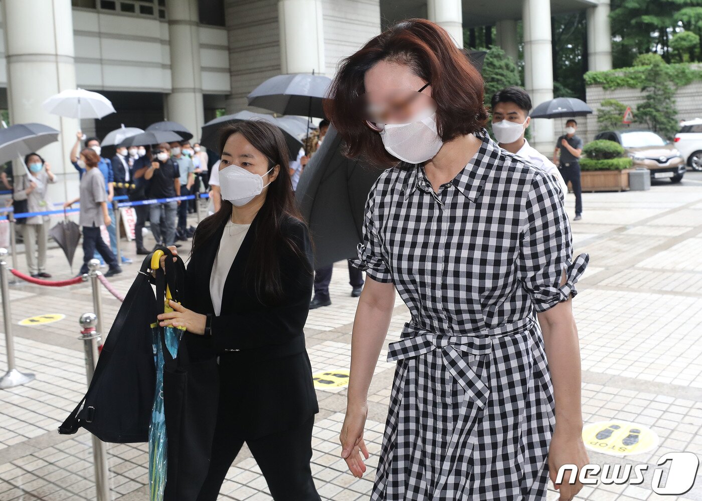본문 이미지 - 사모펀드와 자녀 입시비리 의혹을 받는 정경심 동양대 교수가 23일 오전 서울 서초구 서울중앙지방법원에서 열린 자본시장과금융투자업에관한법률위반 등 공판에 출석하고 있다. 2020.7.23/뉴스1 ⓒ News1 임세영 기자