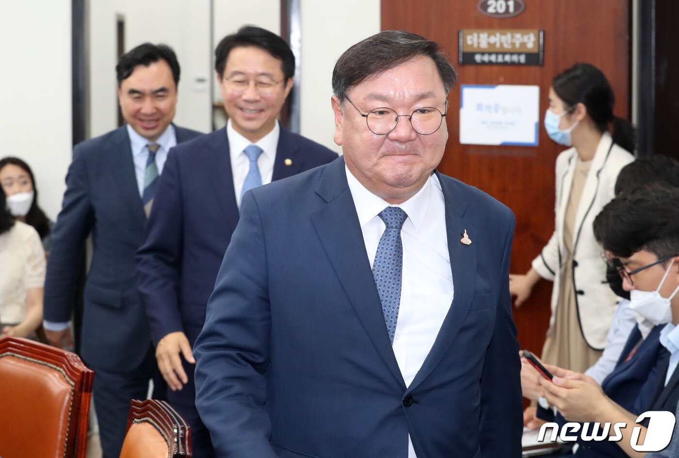 본문 이미지 - 김태년 더불어민주당 원내대표가 23일 오전 서울 여의도 국회에서 열린 정책조정회의에 참석하고 있다. 김 원내대표는 모두발언에서 "행정수도 완성은 역사적 필연, 수도권과밀현상을 해소해야 한다"고 밝혔다. 2020.7.23/뉴스1 ⓒ News1 박세연 기자