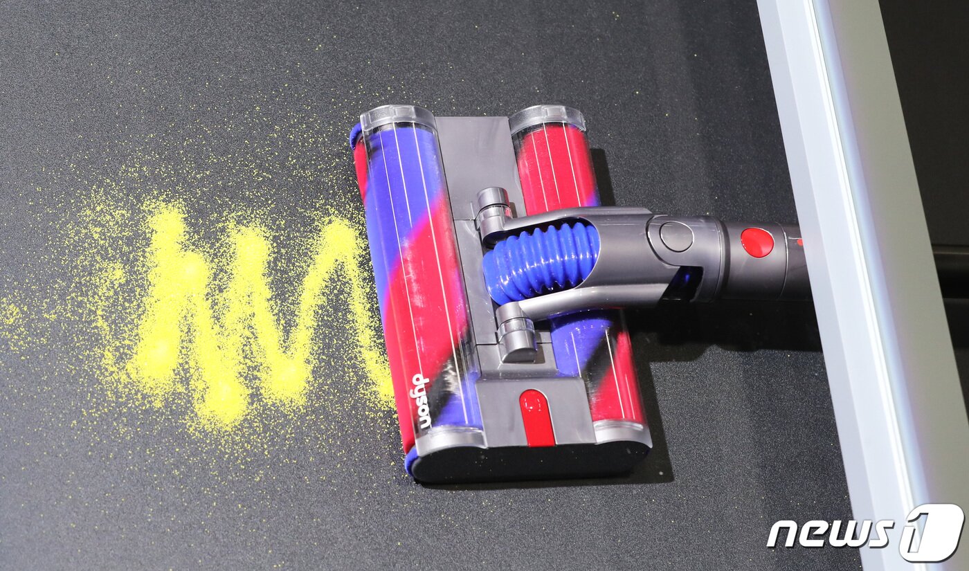 본문 이미지 - 23일 오전 서울 성동구 에스팩토리에서 관계자들이 신제품 무선 청소기 '다이슨 옴니-글라이드'와 '다이슨 디지털 슬림'을 선보이고 있다. 위생과 청결이 필수가 된 '뉴노멀' 시대에 맞게 청소를 보다 쉽고 간편하게 해줄 신제품인 이번 제품들은 한국 주거공간에 적합하게 설계되어 간편한 청소가 가능하며, 가볍고 우수한 청소 성능을 제공한다. 2020.7.23/뉴스1 ⓒ News1 이성철 기자