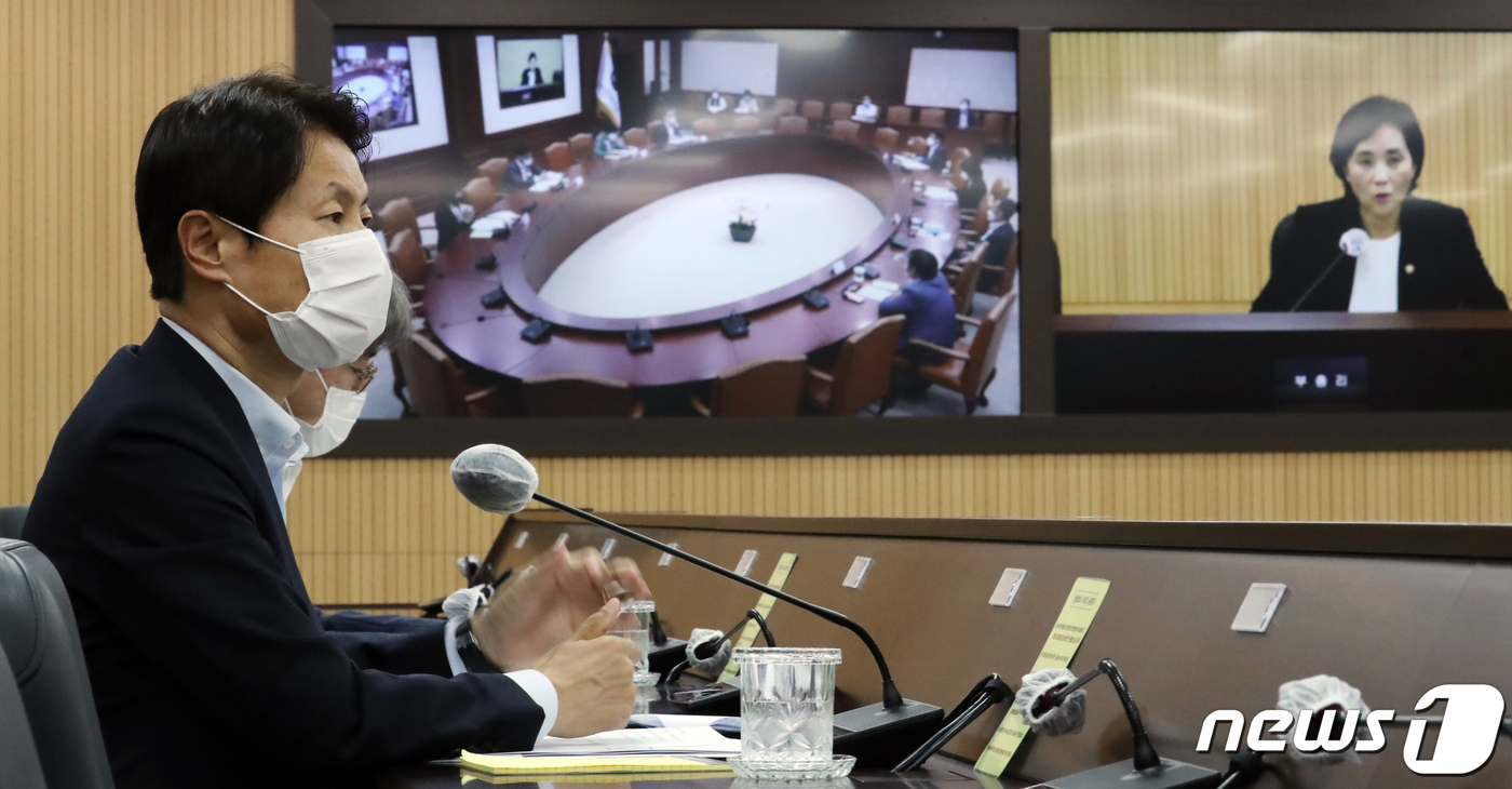 (세종=뉴스1) 장수영 기자 = 김강립 보건복지부 차관이 23일 정부세종청사 영상회의실에서 열린 서울-세종 영상 사회관계장관회의 겸 사람투자인재양성협의회에서 유은혜 사회부총리 겸 …