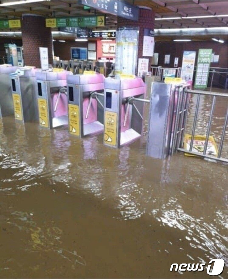 본문 이미지 - 23일 오후 부산 도시철도 지하도에 쏟아진 폭우로 출입구가 잠겨있다. (독자 제공) 2020.7.23/뉴스1 ⓒ News1 여주연 기자