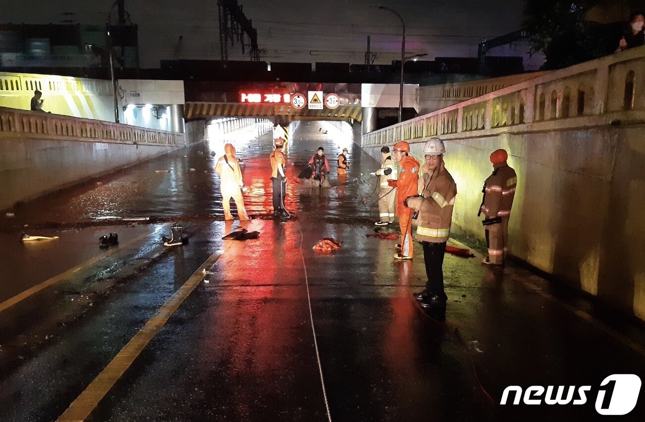본문 이미지 - 23일 밤부터 부산에 최대 200mm가 넘는 폭우가 쏟아지면서 부산역 인근 초량 제1지하차도가 물에 잠겼다. 이로 인해 차량 안에 있던 3명이 구조됐으나 숨졌다. 사진은 119 구조대원들이 지하차도 배수작업과 구조작업에 들어간 모습.(부산소방재난본부 제공)2020.7.24/뉴스1 ⓒ News1 박세진 기자