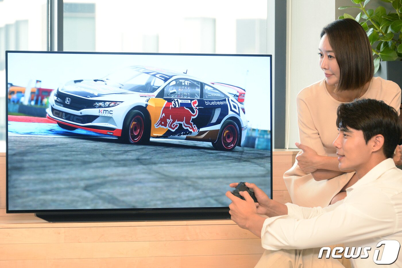 본문 이미지 - LG전자가 2020년 출시한 세계 최초 48인치 올레드 TV의 모습(LG전자 제공)/뉴스1