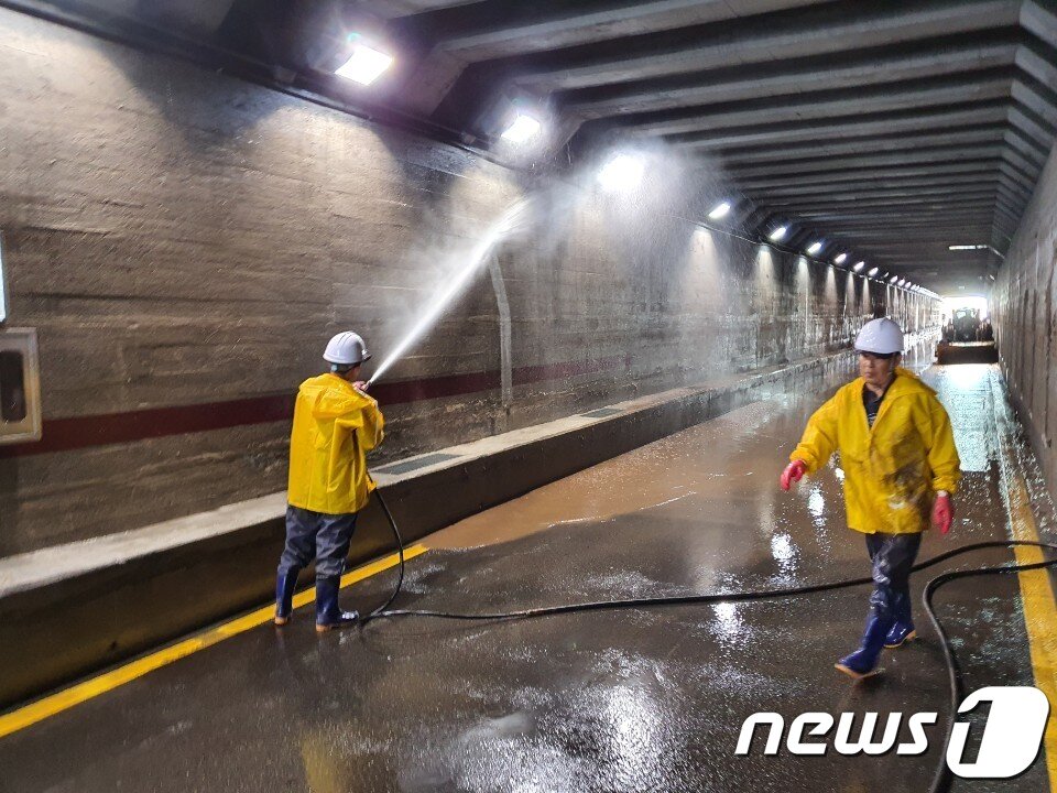 본문 이미지 - 24일 부산 동구 초량동에 있는 제1지하차도에서 폭우로 인해 흘러내린 흙물을 청소하고 있다.2020.7.24/뉴스1 노경민 기자 ⓒ News1 노경민 기자