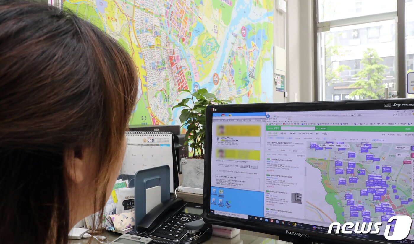 본문 이미지 - 세종시의 한 공인중개사사무소에서 공인중개사가 부동산 시장 동향을 살펴보고 있다. /뉴스1 ⓒ News1 장수영 기자