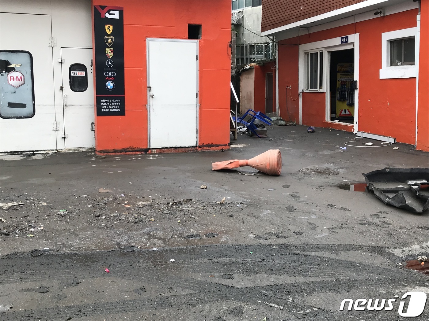 (부산=뉴스1) 이유진 기자 = 24일 부산 동구 자성대아파트 일대 도로가 동천에서 쓸려온 검은 흙으로 덮여있다.2020.7.24/뉴스1