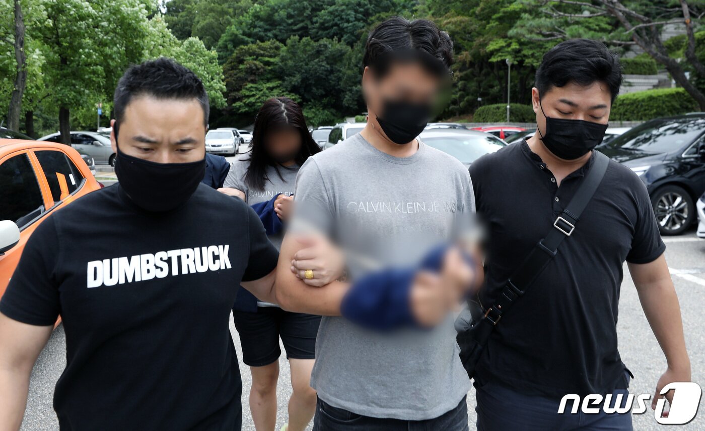 본문 이미지 - 서울 관악구 빌라에서 시신으로 발견된 생후 2개월 추정 영아의 친모와 동거인이 24일 오후 서울 서초구 서울중앙지법에서 열린 영장실질심사를 마치고 호송차량으로 이동하고 있다. 2020.7.24/뉴스1 ⓒ News1 이동해 기자