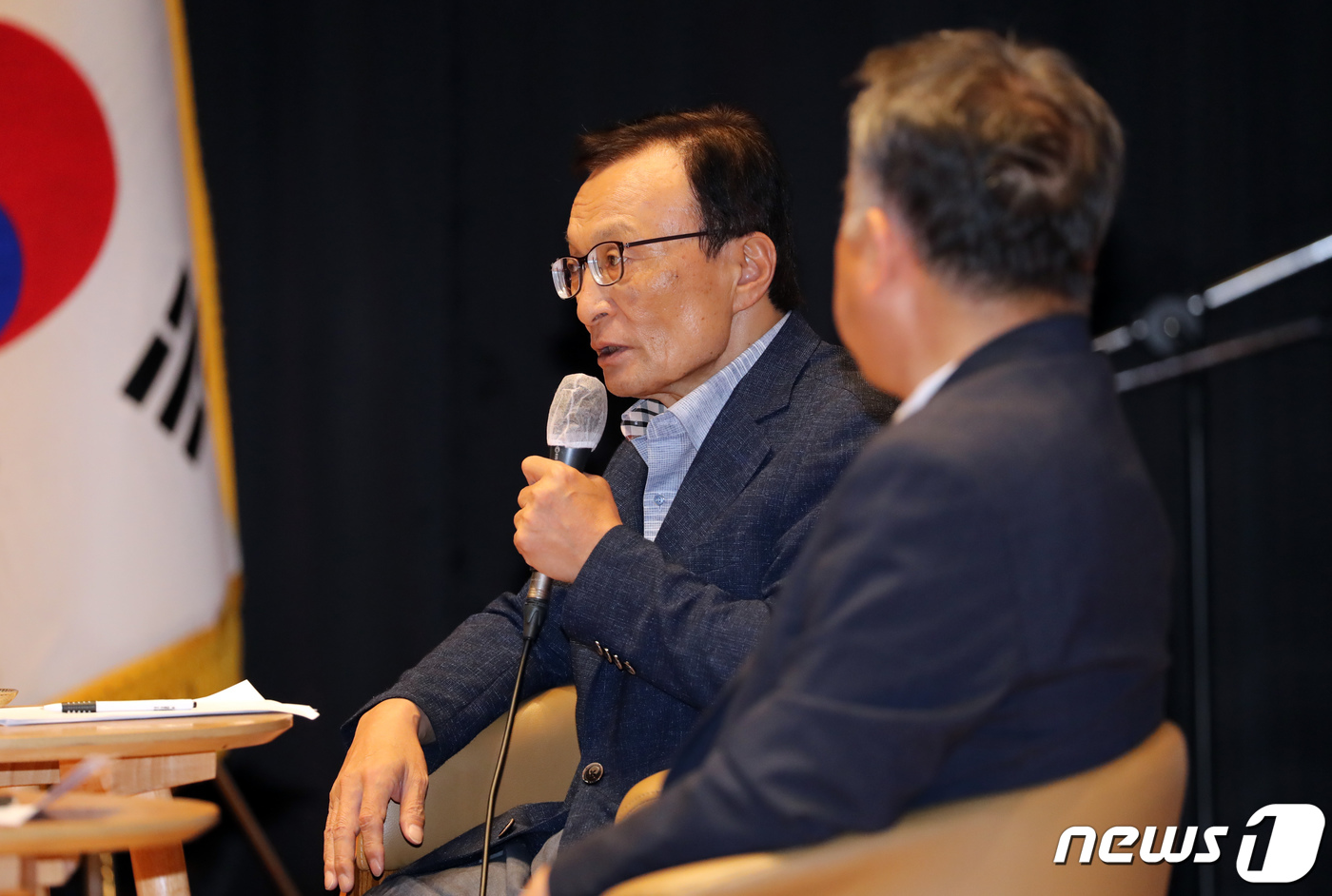 (세종=뉴스1) 장수영 기자 = 이해찬 더불어민주당 대표가 24일 세종시청 여민실에서 열린 세종시 착공 13주년 및 정책아카데미 '세종시의 미래, 그리고 국가균형발전의 시대'를 주 …