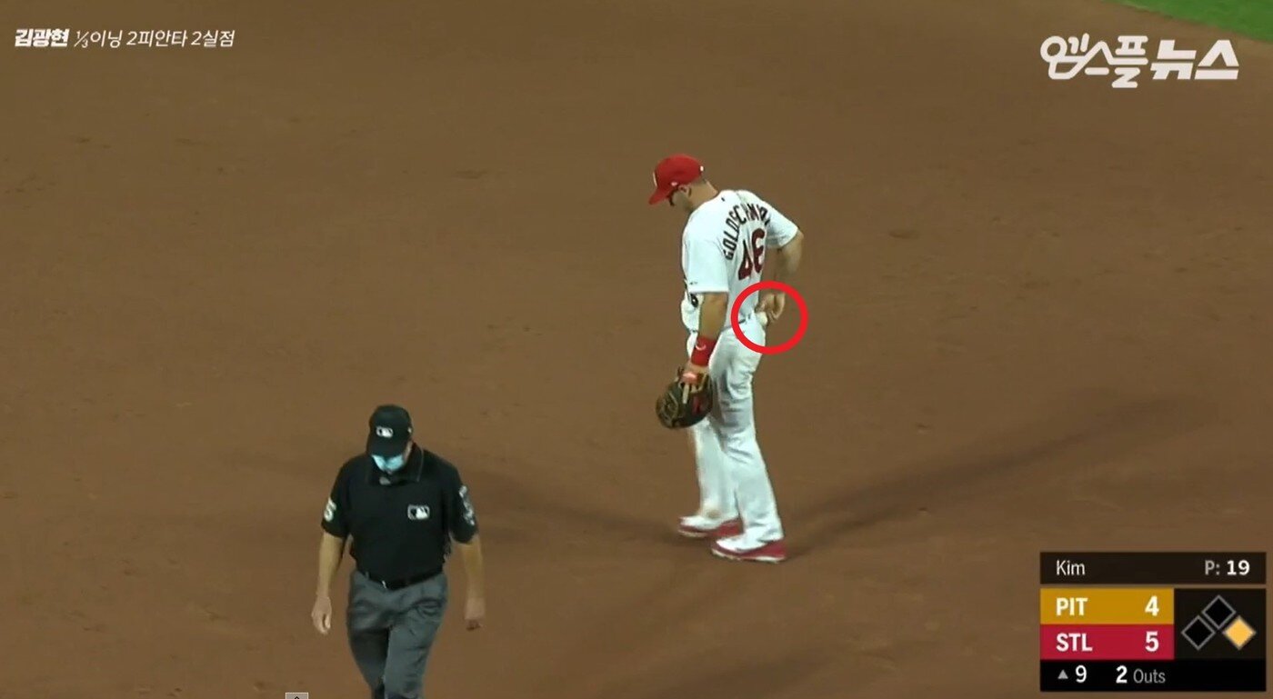 본문 이미지 - 세인트루이스 카디널스 폴 골드슈미트가 25일(한국시간) 미국 미주리주 세인트루이스 부시스타디움 열린 2020 메이저리그 피츠버그 파이리츠와 경기를 승리로 마친 뒤 기념공을 챙기고 있다. (MBC스포츠플러스 홈페이지 캡처) ⓒ 뉴스1