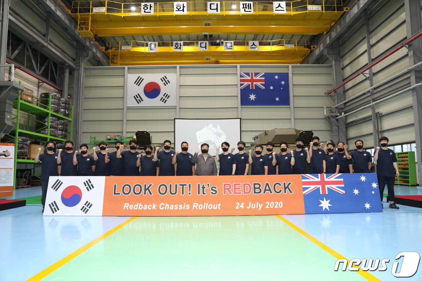 본문 이미지 - 한화디펜스 이성수 대표이사와 레드백 장갑차 시험평가 지원팀이 지난 24일 창원2사업장에서 열린 호주 출정식에서 기념 촬영을 하고 있다.(한화디펜스 제공) ⓒ 뉴스1
