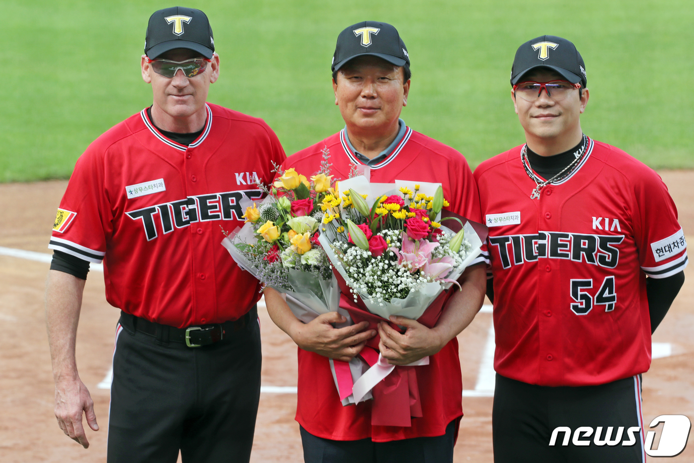 (광주=뉴스1) 황희규 기자 = 25일 오후 광주 북구 광주-기아챔피언스필드에서 열린 '2020 신한은행 SOL KBO리그' 삼성 라이온즈와 KIA 타이거즈의 경기에 앞서 선동열 …