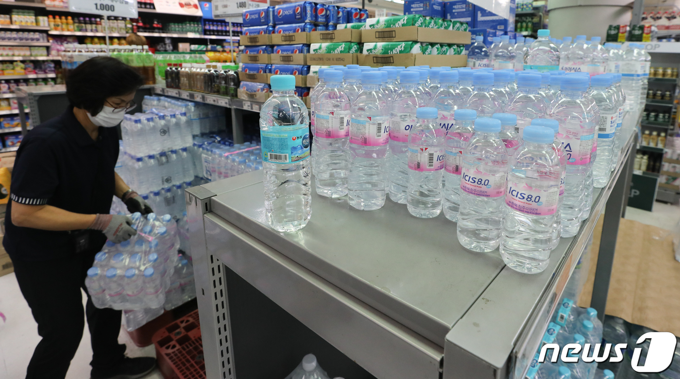 (서울=뉴스1) 허경 기자 = 수돗물 속 유충 발생 사건이 인천을 시작으로 경기도와 서울 지역으로 번지면서 생수 판매량이 빠르게 늘어나고 있는 26일 서울 시내의 한 마트에 생수가 …