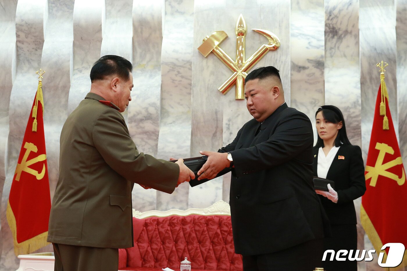 본문 이미지 - (평양 노동신문=뉴스1) = 지난 2020년 7월 27일 김정은 북한 노동당 총비서가 '전승절(7월 27일)' 67주년을 맞아 군 지휘관 주요 간부들에게 '백두산' 권총을 하사하는 모습. 김 총비서의 뒤로 김여정 노동당 총무부장(당시 당 중앙위원회 제1부부장)의 모습이 선명하게 보인다. [국내에서만 사용가능. 재배포 금지. DB 금지. For Use Only in the Republic of Korea. Redistribution Prohibited] rodongphoto@news1.kr