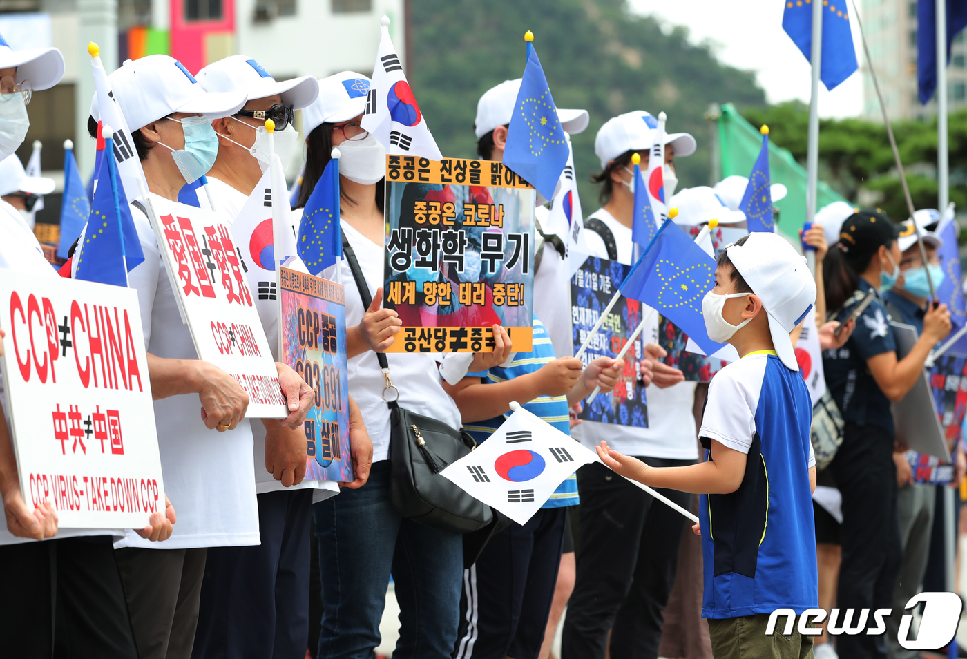 (서울=뉴스1) 송원영 기자 = '신중국연방' 지지자들이 27일 오전 서울 중구 주한 중국대사관 인근에서 홍콩보안법 철회 촉구 및 신종 코로나바이러스 감염증(코로나19) 을 전 세 …