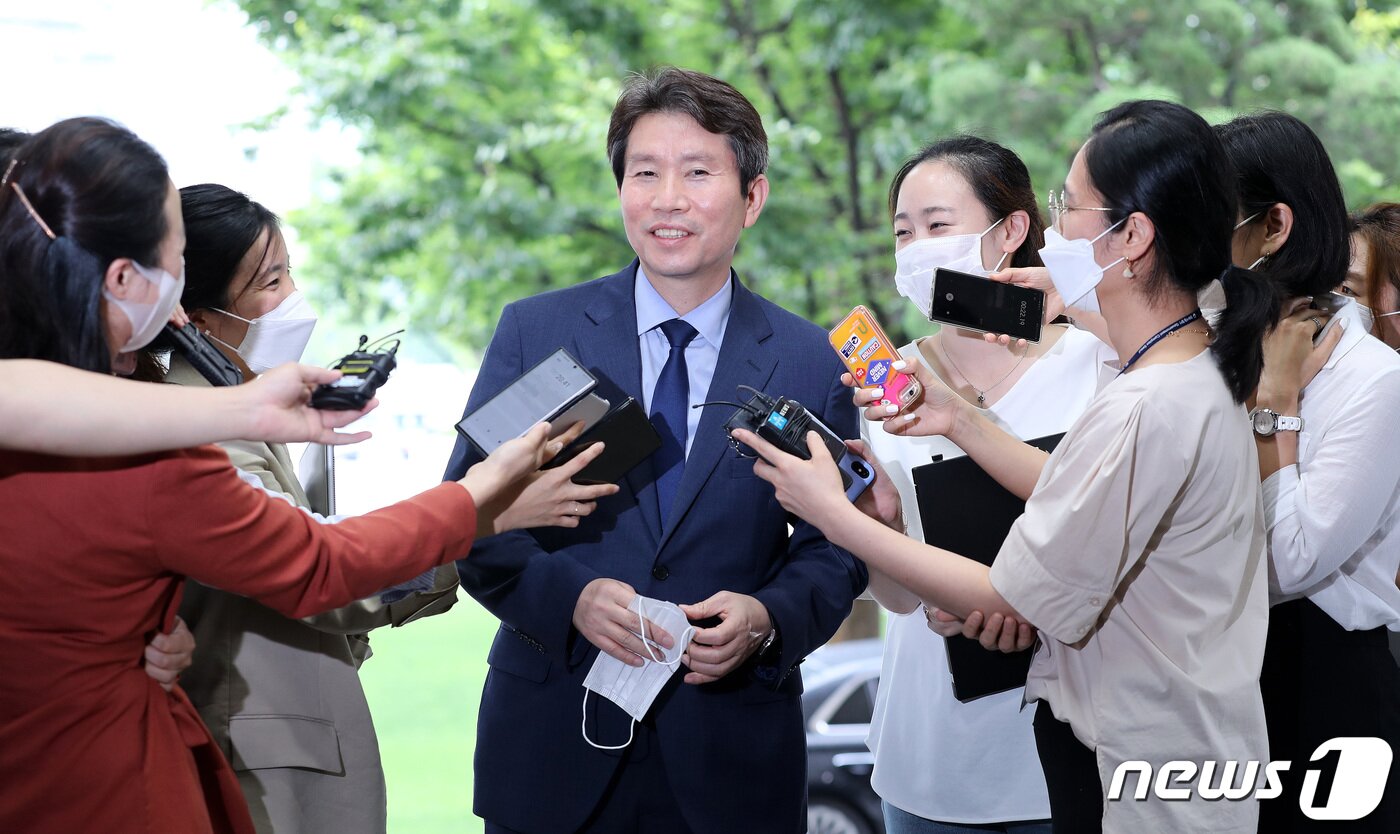 본문 이미지 - 이인영 신임 통일부 장관이 27일 오후 서울 종로구 정부서울청사로 첫 출근하며 취재진의 질문에 답하고 있다. 문재인 대통령은 이날 오전 11시45분쯤 이인영 장관 임명을 재가했다. 2020.7.27/뉴스1 ⓒ News1 박지혜 기자