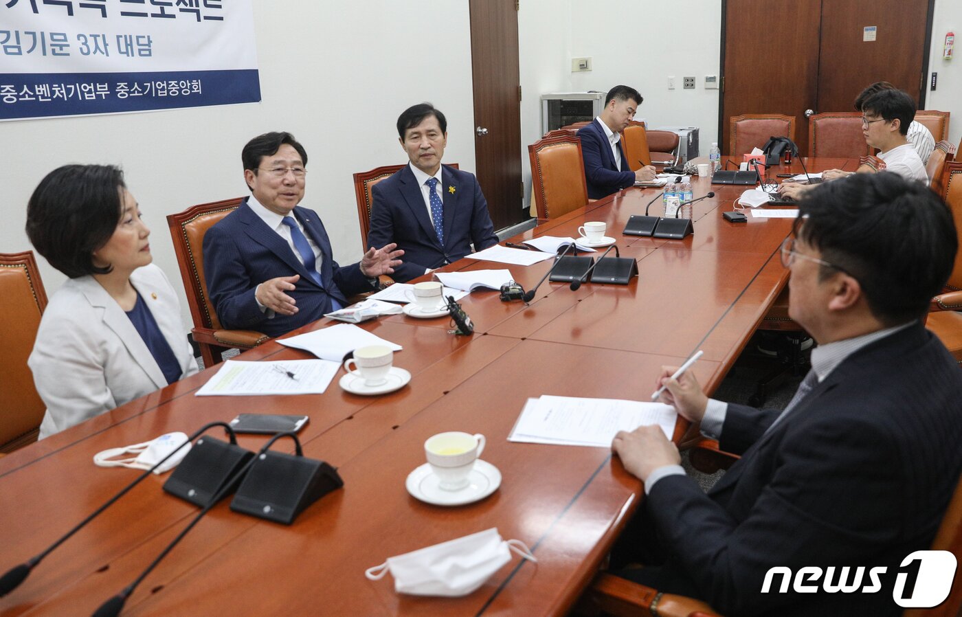 본문 이미지 - 27일 오전 서울 여의도 국회에서 열린 '포스트코로나 중소기업 ·소상공인 위기극복 프로젝트 대담' 2020.7.27/뉴스1 ⓒ News1 성동훈 기자