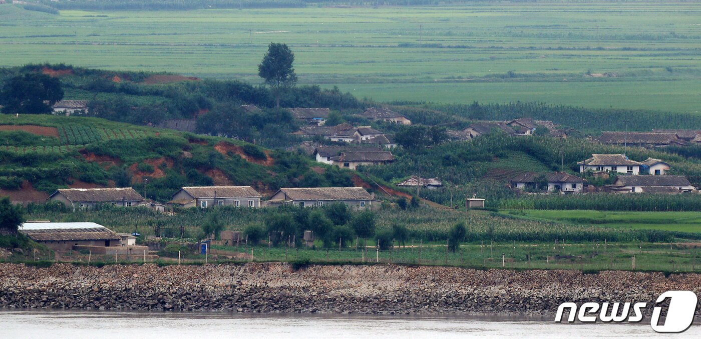 본문 이미지 - 강화도 평화전망대에서 바라본 황해북도 개풍군의 한 마을 ⓒ News1 이동해 기자
