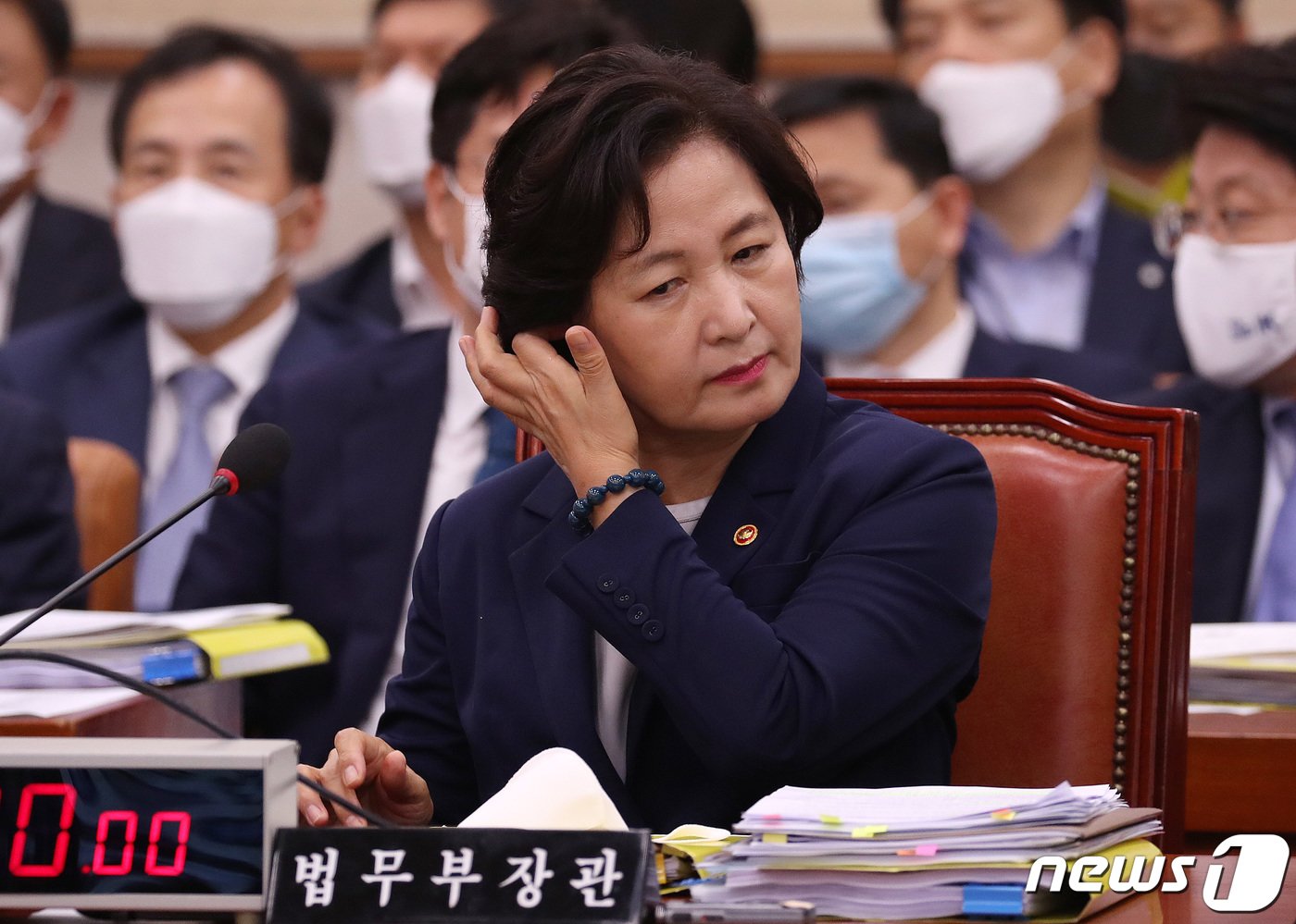 본문 이미지 - 추미애 법무부 장관이 27일 오후 서울 여의도 국회에서 열린 법제사법위원회 전체회의에 출석해 머리를 만지고 있다. 이날 추 장관은 윤한홍 미래통합당 의원이 아들 병역 관련 언급을 하자 "소설 쓰시네"라고 해 미래통합당의 반발을 불러 왔다. 2020.7.27/뉴스1 ⓒ News1 박세연 기자