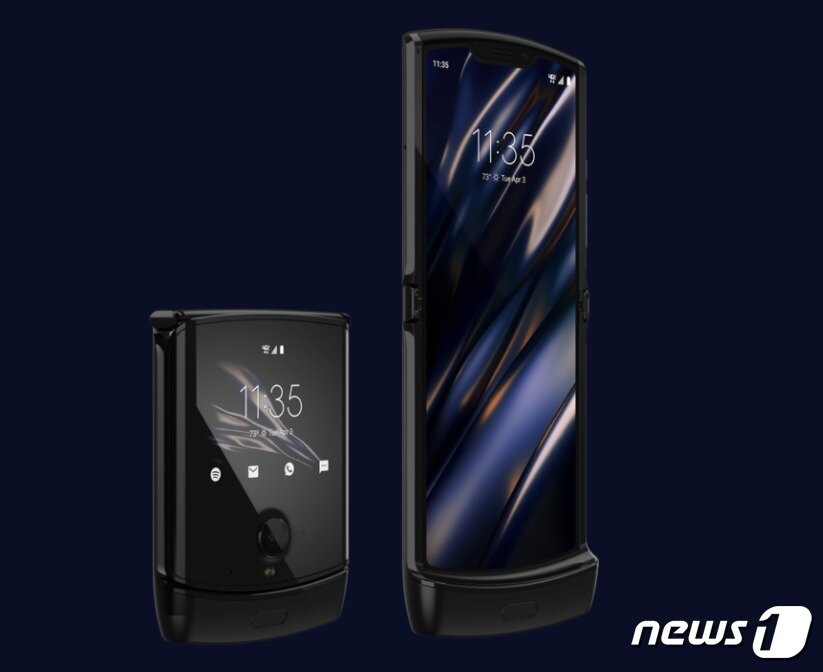 본문 이미지 - 모토로라의 첫번째 폴더블 스마트폰 '모토로라 레이저'의 모습(모토로라 제공) ⓒ 뉴스1