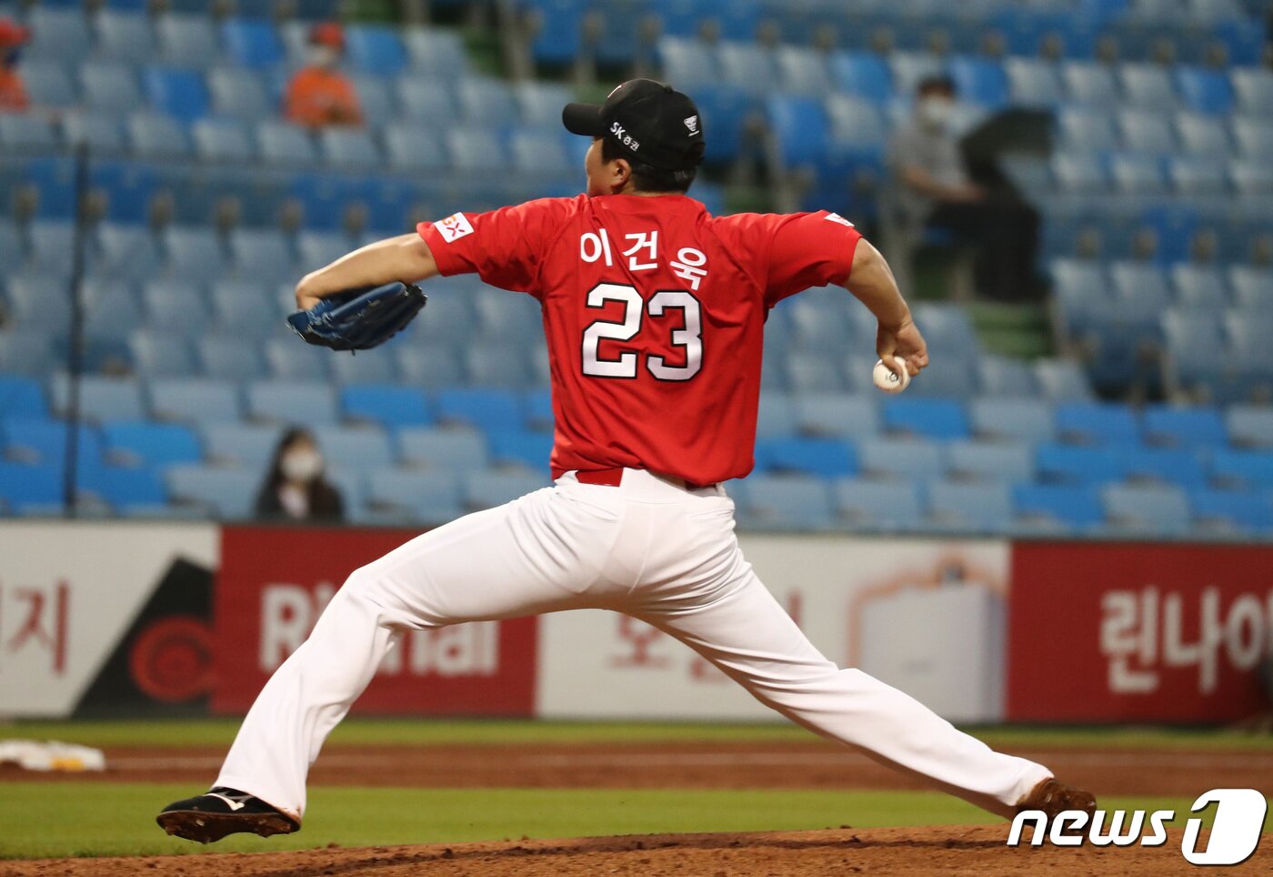 본문 이미지 - 27일 오후 대전 중구 한화생명 이글스파크에서 열린 2020 프로야구 신한은행 SOL KBO리그 SK와이번스와 한화이글스 경기에서 SK 선발투수 이건욱이 역투하고 있다. 2020.7.27/뉴스1 ⓒ News1 김기태 기자