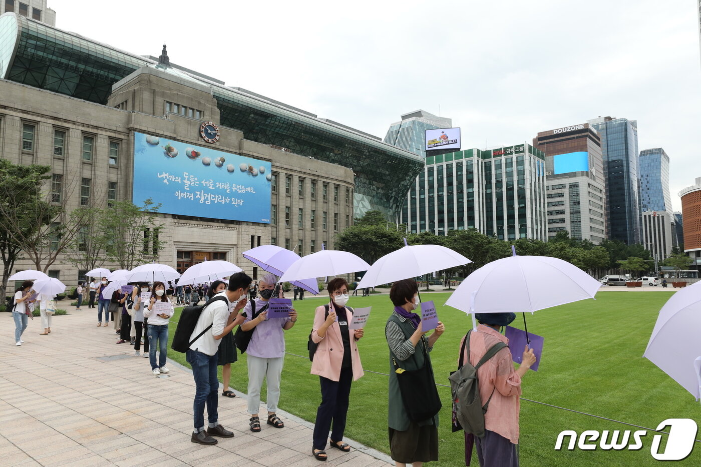 본문 이미지 - 박원순 전 서울시장 성추행 피해자 측 관계자들이 28일 오전 서울 중구 시청역 주변에서 박원순 전 서울시장 위력에 의한 성폭력 사건의 국가인권위원회 직권조사 촉구 거리행진에 나서고 있다.  2020.7.28/뉴스1 ⓒ News1 임세영 기자