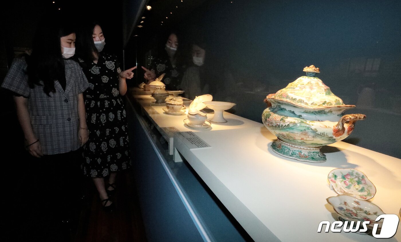 본문 이미지 - 28일 서울 종로구 국립고궁박물관에서 열린 '新왕실도자, 조선 왕실에서 사용한 서양식 도자기' 언론공개회에서 전시품들이 공개되고 있다. 2020.7.28/뉴스1 ⓒ News1 이성철 기자