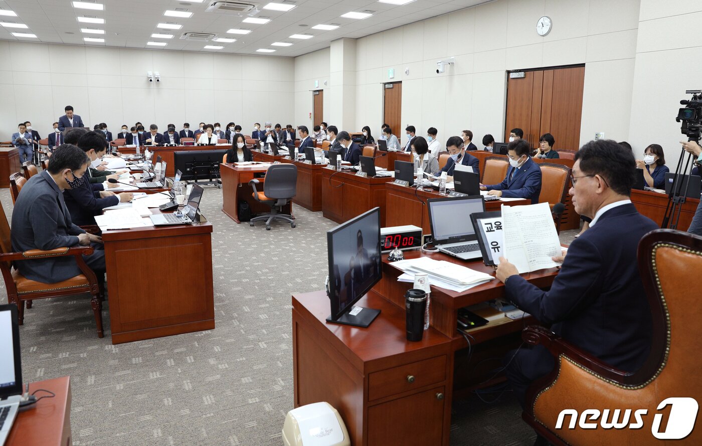 본문 이미지 - 유기홍 국회 교육위원회 위원장이 28일 오전 서울 여의도 국회에서 열린 교육위원회 전체회의를 주재하고 있다. 2020.7.28/뉴스1 ⓒ News1 신웅수 기자
