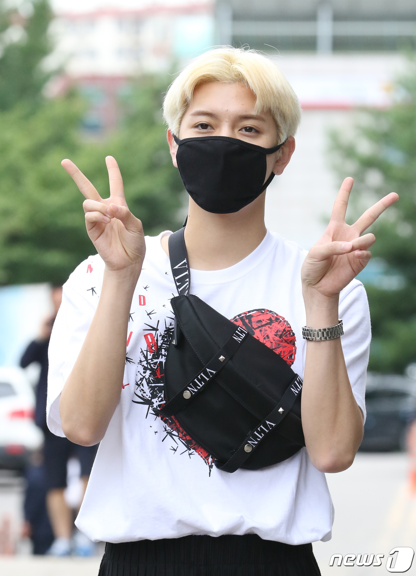 (서울=뉴스1) 권현진 기자 = 뉴이스트 렌이 28일 낮 서울 여의도 KBS에서 열린 ‘유희열의 스케치북’ 촬영을 위해 출근을 하고 있다. 2020.7.28/뉴스1