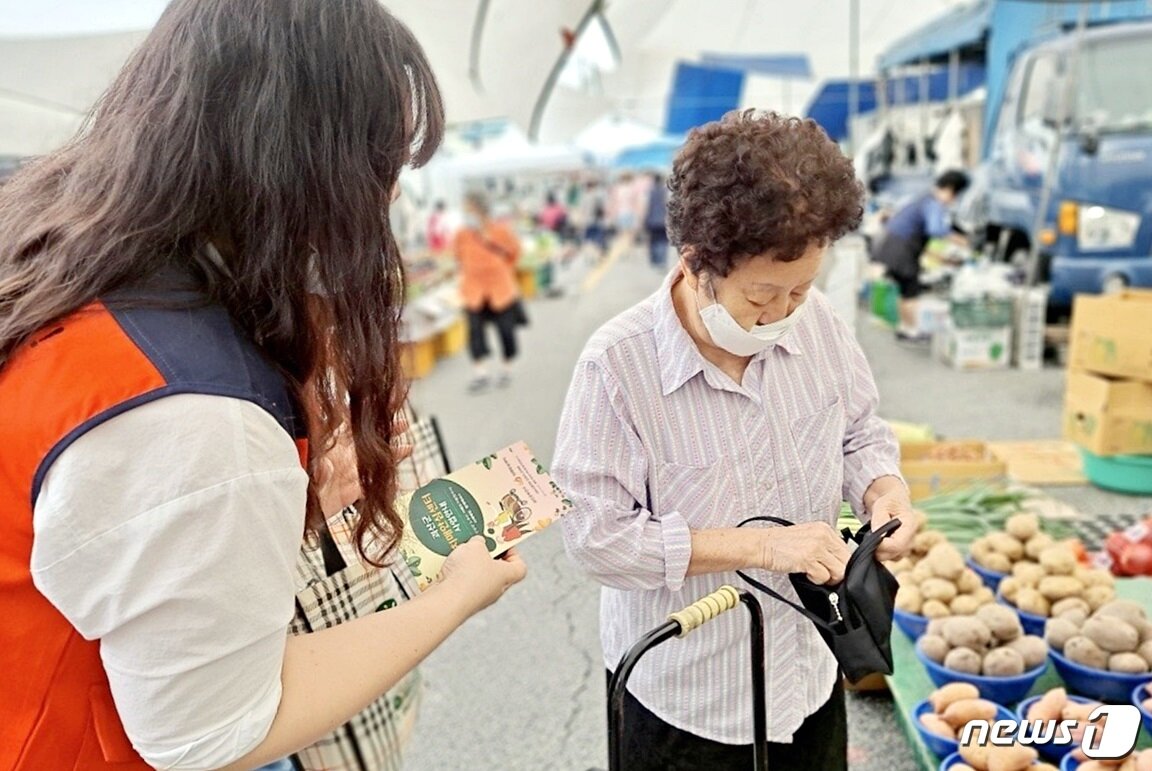 본문 이미지 - 괴산군 보건소의 치매인식 개선 홍보활동.(괴산군 제공)ⓒ 뉴스1