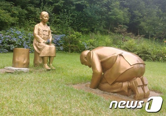 28일 강원 평창군 한국자생식물원에 설치된 '영원한 속죄' 동상.  2020.7.28/뉴스1 © News1 박하림 기자