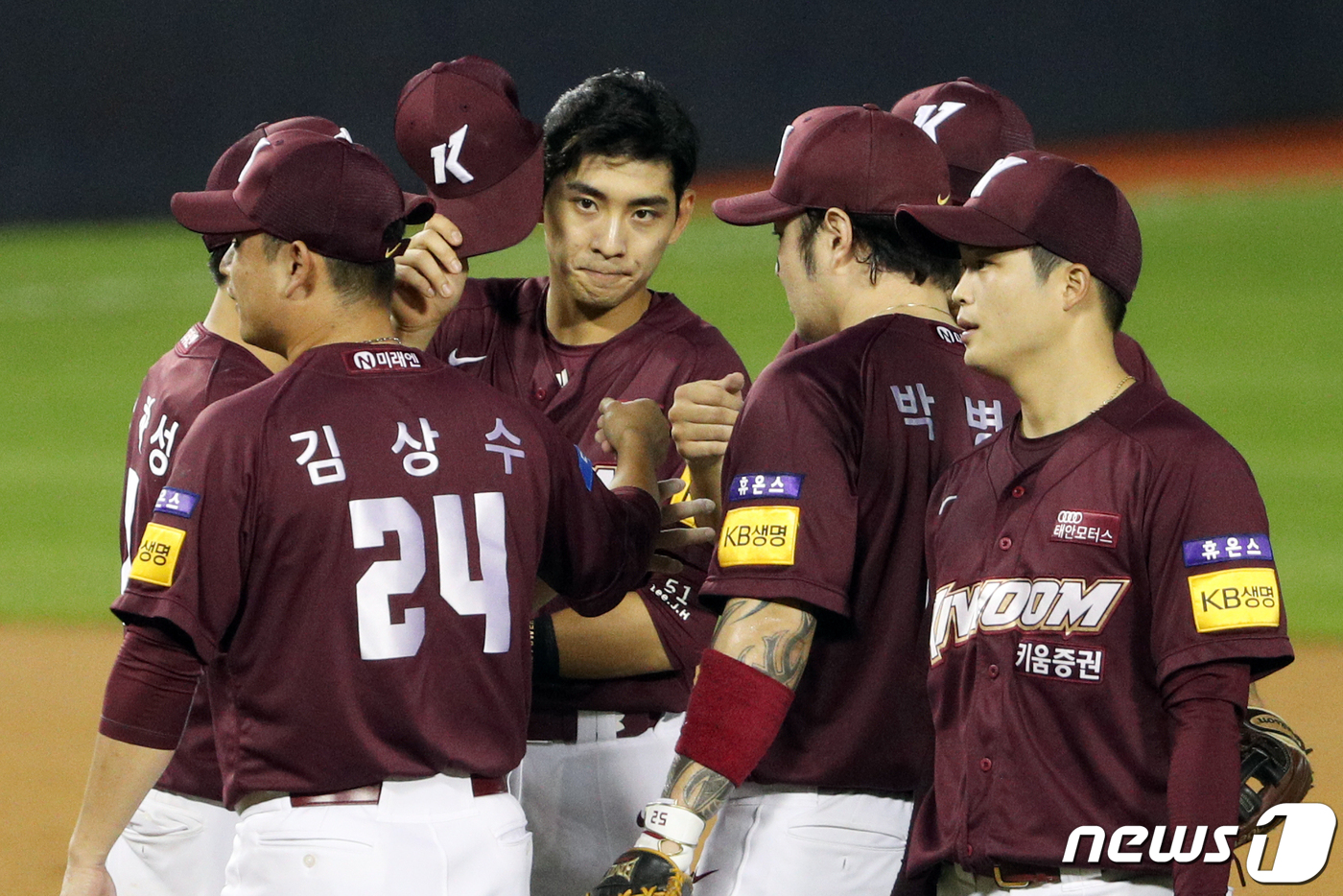 (서울=뉴스1) 황기선 기자 = 28일 오후 서울 송파구 잠실야구장에서 열린 프로야구 '2020 신한은행 SOL KBO리그' 키움 히어로즈와 두산 베어스의 경기에서 6대2로 승리한 …