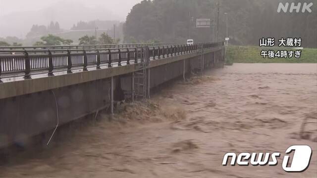 본문 이미지 - 28일 내린 많은 비로 범람한 일본 야마가타(山形)현 오에마치(大江町) 모가미(最上)강. (NHK 화면 캡쳐) ⓒ 뉴스1