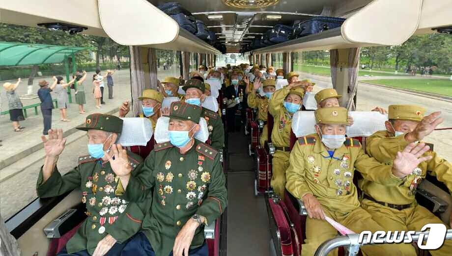 본문 이미지 - (평양 노동신문=뉴스1) = 북한 노동당 기관지 노동신문은 29일 제6차 전국노병대회를 마친 전쟁 노병들의 귀향 소식을 전했다. [국내에서만 사용가능. 재배포 금지. DB 금지. For Use Only in the Republic of Korea. Redistribution Prohibited] rodongphoto@news1.kr