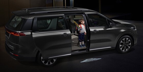 본문 이미지 - 4세대 카니발에 적용된 승하차 스팟램프. (기아차 제공) ⓒ 뉴스1