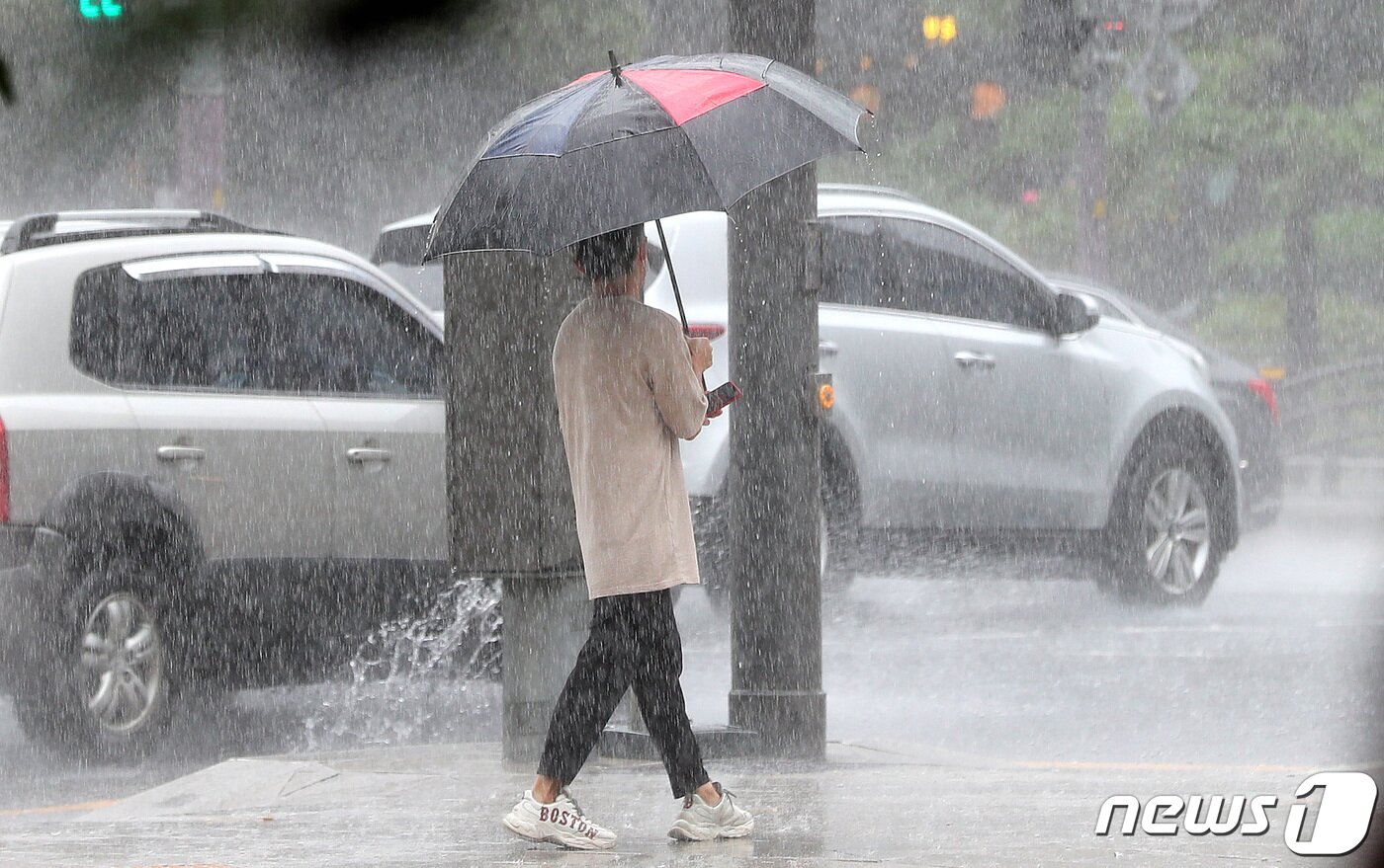 본문 이미지 - 전국 곳곳에 호우특보가 내려진 29일 오전 서울 종각역 인근에서 우산 쓴 시민들이 발걸음을 재촉하고 있다. 2020.7.29/뉴스1 ⓒ News1 박지혜 기자