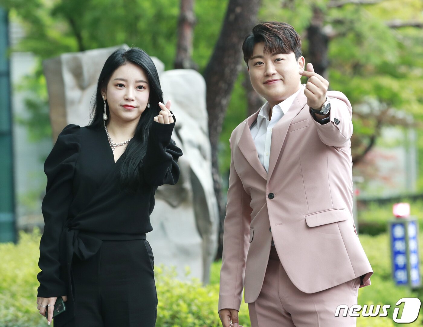 본문 이미지 - 티아라 출신 가수 소연과 가수 김호중(오른쪽)이 29일 오전 서울 상암동 MBC에서 열린 ‘라디오스타’ 녹화를 위해 출근하며 인사를 하고 있다. 2020.7.29/뉴스1 ⓒ News1 권현진 기자