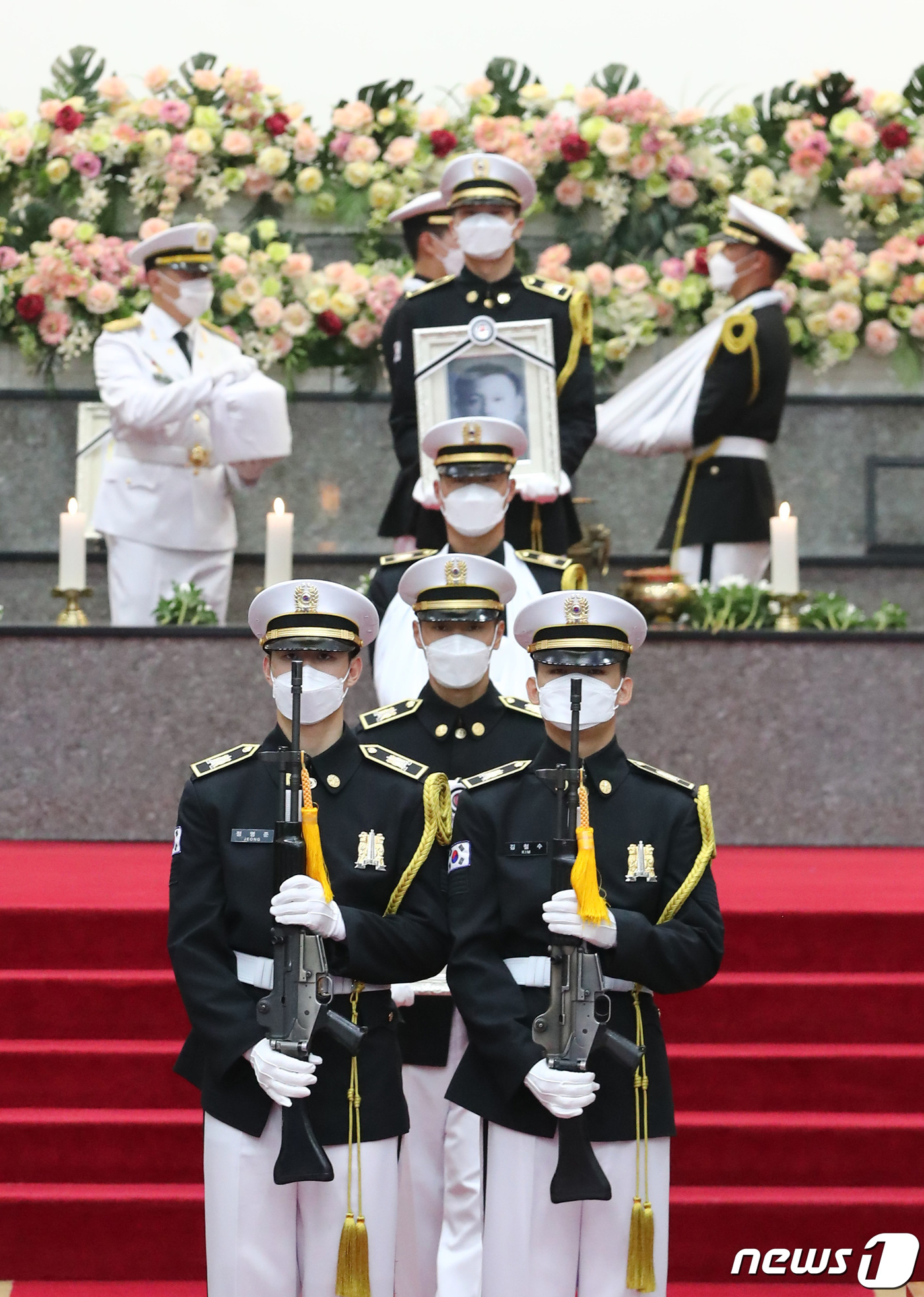 (대전=뉴스1) 김기태 기자 = 29일 오전 대전 유성구 국립대전현충원에서 열린 6.25전사자 봉환유해 합동안장식에서 장병들이 영현을 봉송하고 있다. 2020.7.29/뉴스1